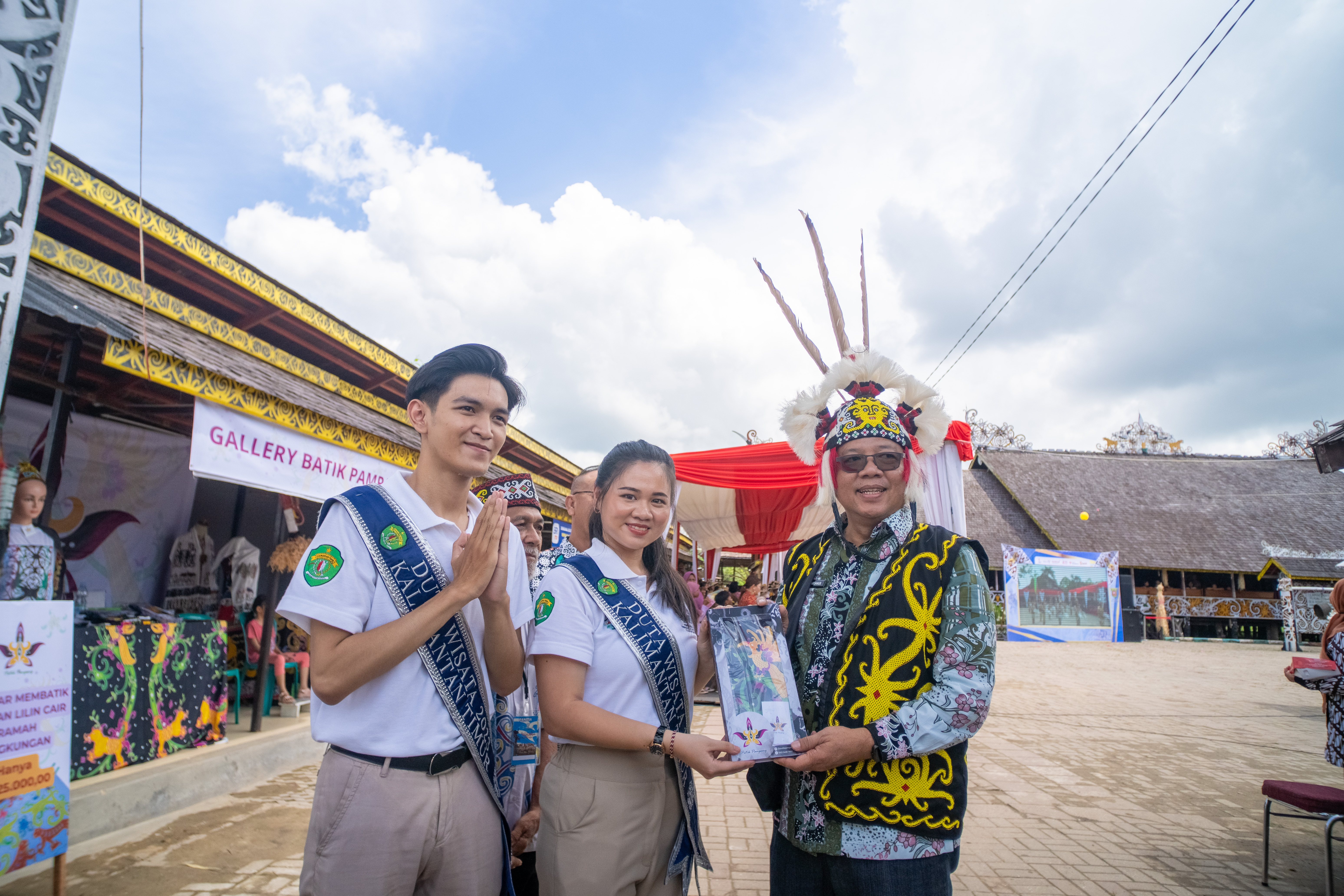 Pemberian Produk Kepada Sekda Kota Samarinda